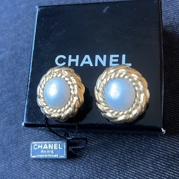 SALE!!! :) CHANEL Authentic Clip on Earrings - Picture 3 of 9
